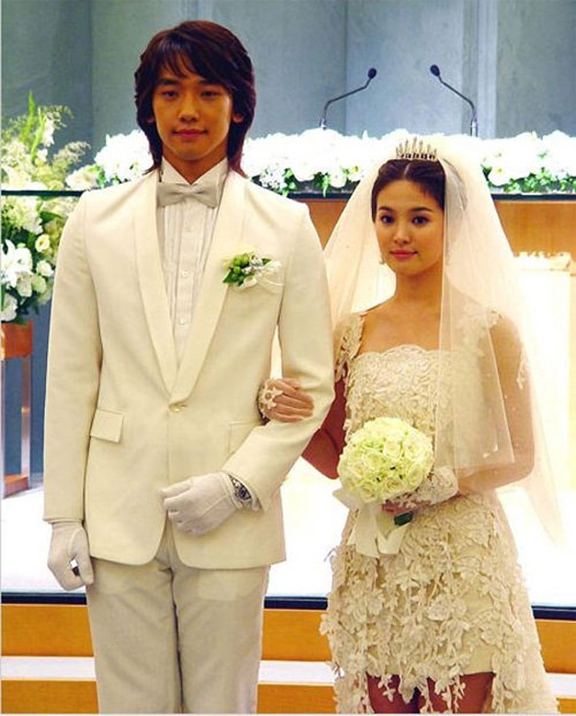 Song Hye Kyo hóa cô dâu lộng lẫy bên cạnh Bi Rain. Hình ảnh này được xem là khoảnh khắc đẹp nhất trong bộ phim.