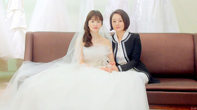 Chiếc váy cưới thuộc một thương hiệu quốc tế, giá vào khoảng 20 triệu won (gần 18.000 USD). 