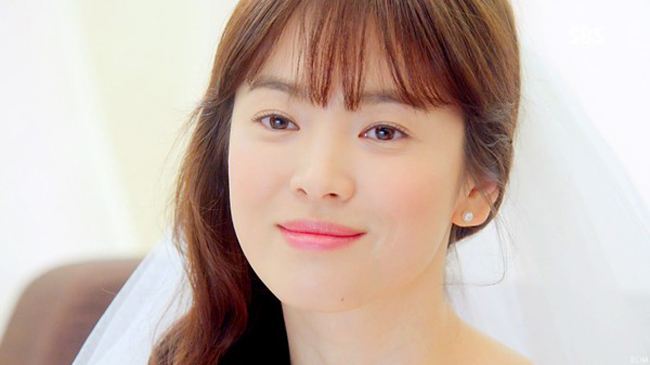 Với những nếp váy xếp bồng bềnh và tinh tế kết hợp với gương mặt trang  điểm nhẹ nhàng, trông Song Hye Kyo xinh đẹp và tinh khôi như một thiên  thần.