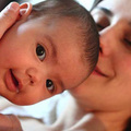 Làm mẹ - Bé hết đau mắt nhờ sữa mẹ