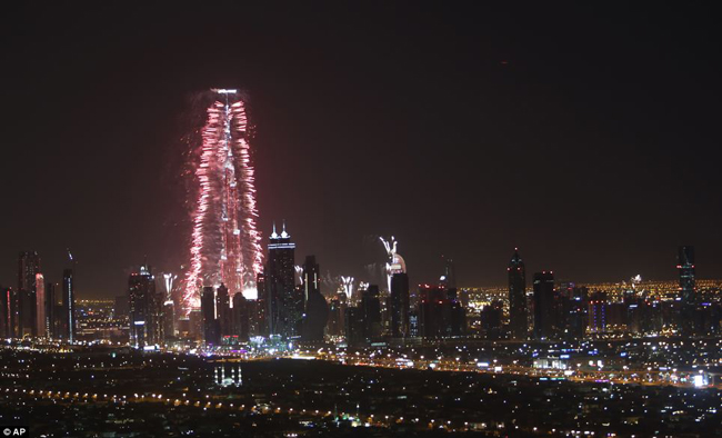 Màn trình diễn pháo hoa tại Dubai kéo dài 6 phút thu hút sự chú ý của người dân nơi đây.
