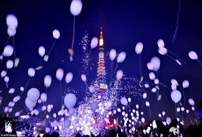 Tháp Tokyo lúc 12h đêm đẹp lung linh với bóng bay và pháo bông.
