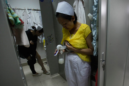 TQ: Ảnh chân thực về hút sữa ở công sở - 10