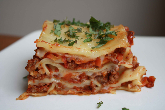 Lasagna (Ý)

Lasagna là một dạng mì Ý dạng tấm hoặc lá, và cũng là tên gọi của một món pasta dạng nướng, với các nguyên liệu chính là thịt, sốt, phô mai và không thể thiếu là các lá lasagna. Lasagna có nhiều cách chế biến khác nhau, tuy nhiên phổ biến nhất vẫn là lasagna với sốt Bolognese.
