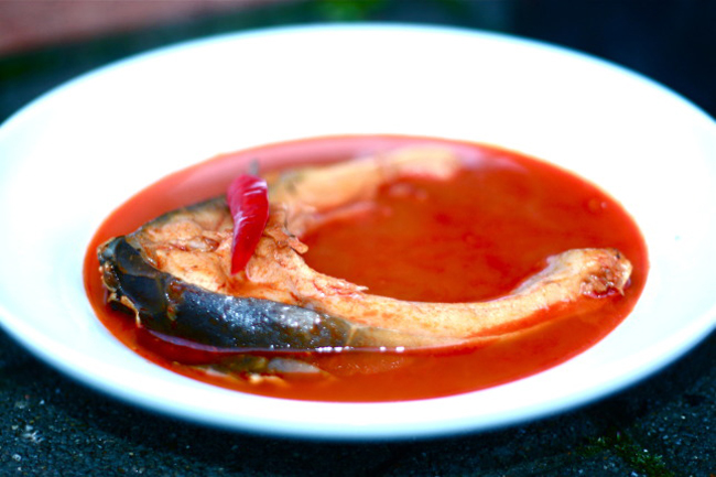 Súp cá chép Hungari

Món súp cá chép Hungari còn được gọi là halászlé. Theo phong tục truyền thống Hungary thì bữa ăn ngày lễ Giáng sinh không thể thiếu món súp cá quốc hồn quốc túy, thường được các bà chủ nhà nấu từ nhiều hôm trước để đạt được vị mạnh và ngon miệng, mà họ cho rằng không đâu trên thế giới có thể làm giống được như thế.
