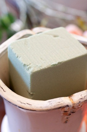 Nhà đẹp rạng rỡ với bình hoa màu cam - 3