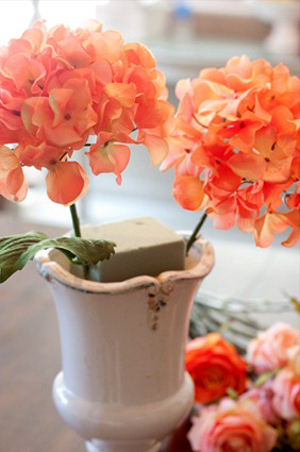 Nhà đẹp rạng rỡ với bình hoa màu cam - 4