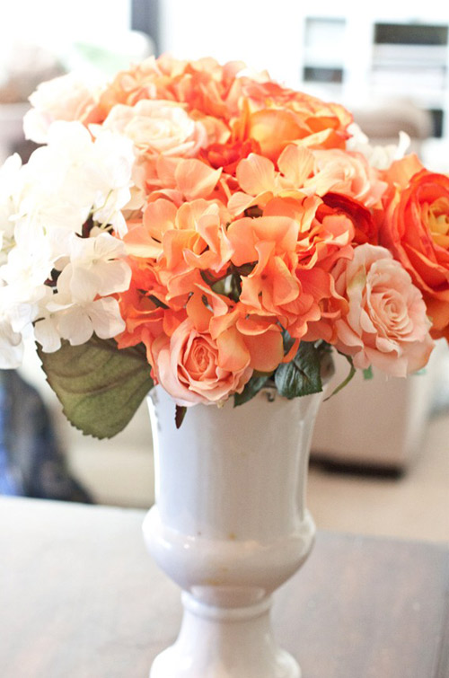 Nhà đẹp rạng rỡ với bình hoa màu cam - 7