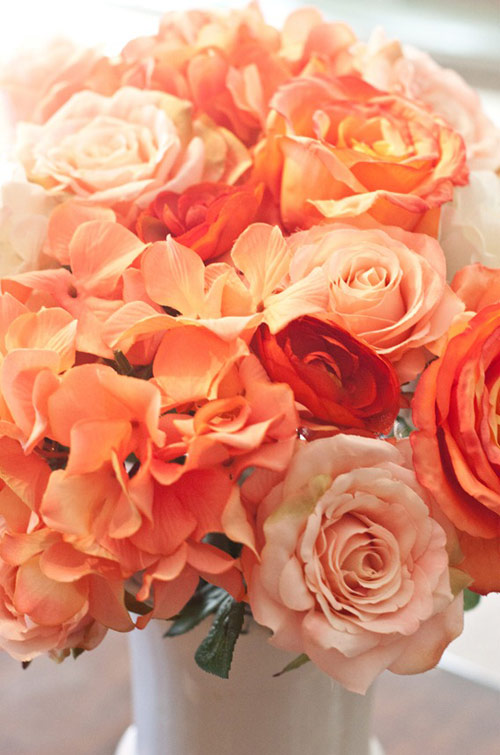 Nhà đẹp rạng rỡ với bình hoa màu cam - 8