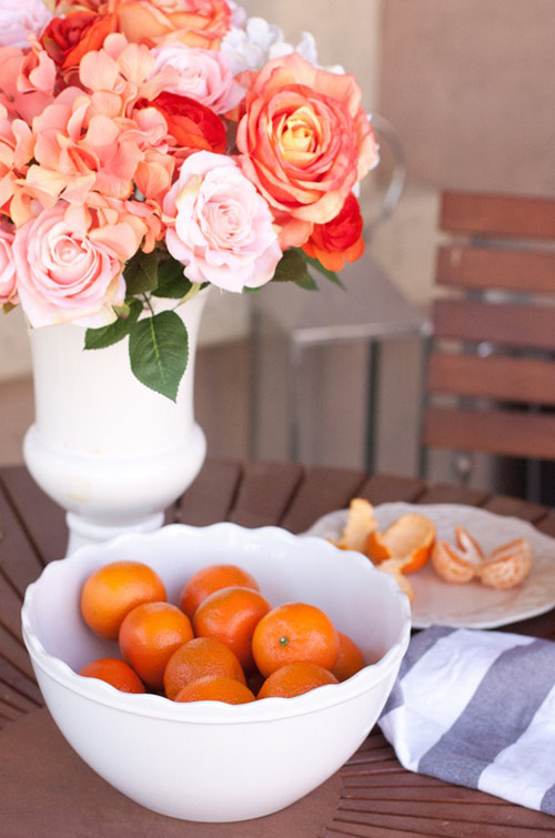 Nhà đẹp rạng rỡ với bình hoa màu cam - 9