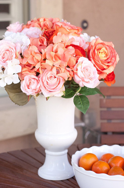 Nhà đẹp rạng rỡ với bình hoa màu cam - 10