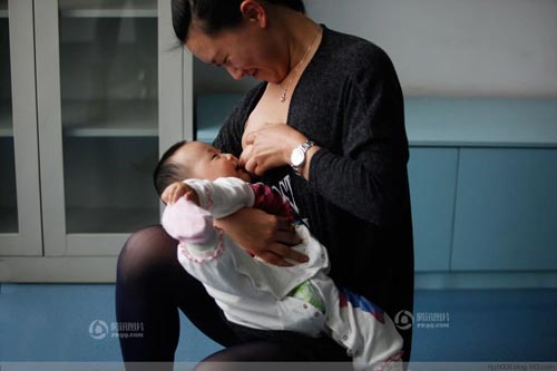 TQ: Ảnh chân thực về hút sữa ở công sở - 14