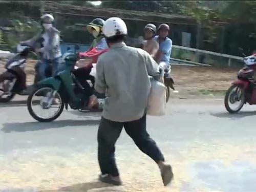 Đồng Nai: Thêm vụ quot;hôi bắpquot; của xe tải gặp nạn - 2