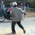 Tin tức - Đồng Nai: Thêm vụ "hôi bắp" của xe tải gặp nạn