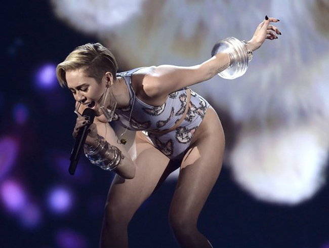 Hình ảnh lột xác của Miley so với thời ngọt ngào dễ thương.

