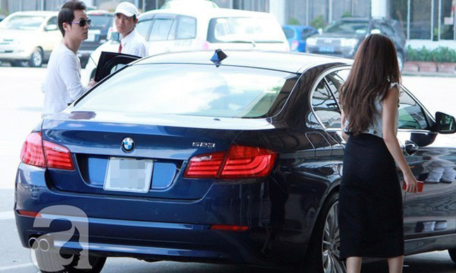 Trong thời gian chuẩn bị đám cưới, gia đình Đăng Khôi thường xuyên sử dụng một chiếc xe BMW màu xanh đen.  Chiếc xe này có giá khoảng 2 tỷ đồng.

Bài liên quan:

Choáng với gia sản triệu đô của Mr Đàm

Soi căn hộ độc thân của Miranda Kerr

Gu trang trí tiệc cưới tiền tỷ của sao Việt

'Đọ' nhà sang các chàng rể đại gia Vbiz


