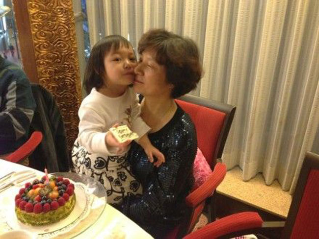 Hình ảnh hiếm hoi của Tiểu Tân bên bà ngoại trong dịp sinh nhât Én nhỏ ở Trung Quốc. Nhóc Huỳnh Tân và bà ngoại khá quấn quýt nhau. Để chúc mừng sinh nhật bà, nhóc con này còn hồn nhiên âu yếm bà trước mặt mọi người. 
