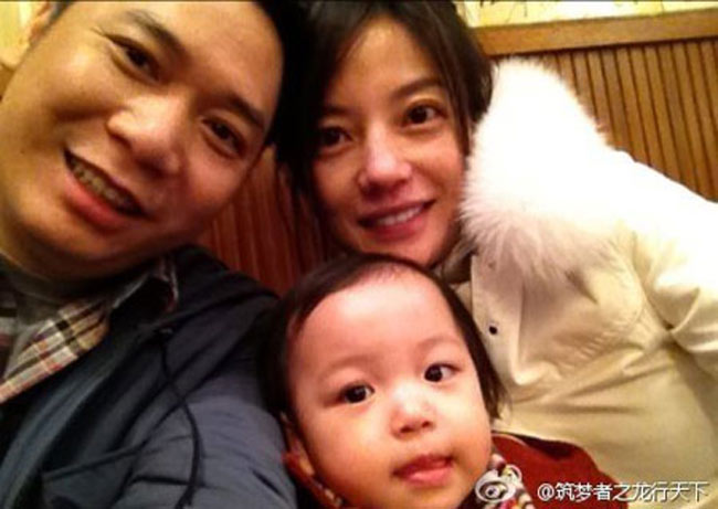 Trong những ngày đầu năm mới 2014, các fan của nàng “Tiểu Yến Tử” Triệu Vy vô cùng sung sướng khi những loạt ảnh mới của bé Tiểu Tân - cô con gái đáng yêu của Triệu Vy và doanh nhân Huỳnh Hữu Long được tiết lộ.
