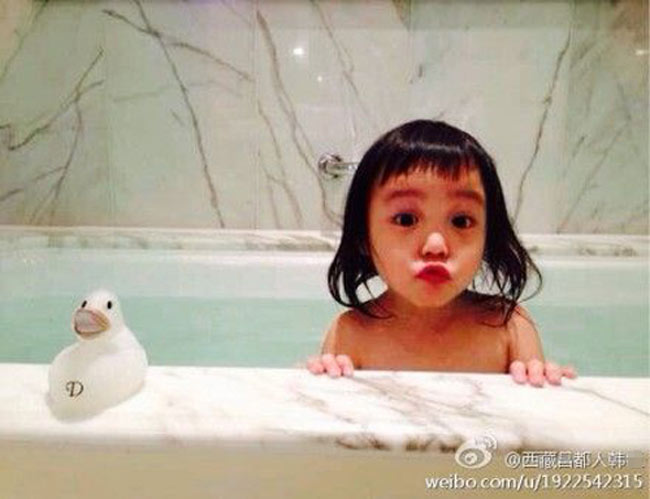 Hình ảnh ngộ nghĩnh của Tiểu Tân trong bồn tắm.
