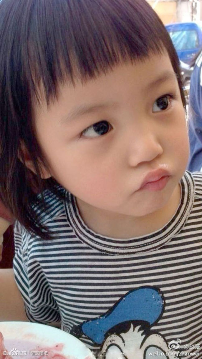 Sở hữu đôi mắt to tròn, trong sáng của mẹ, Huỳnh Tân càng lớn càng xinh. Trông cô bé có phần chững chạc hơn tuổi lên 2 của mình.
