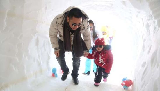 Triệu Vy khoe ảnh trượt tuyết cùng chồng con - 4