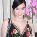 Làng sao - Trang Nhung khoe da nõn nà không nội y