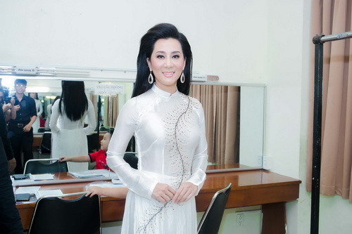 Vy Oanh đẹp như thiếu nữ Sài Gòn xưa - 4