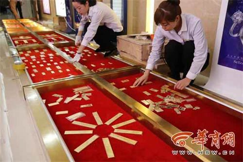 Chơi ngông trải 200 kg vàng làm đường đi - 2