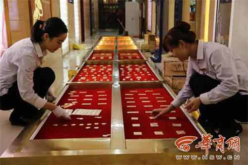 Chơi ngông trải 200 kg vàng làm đường đi - 3