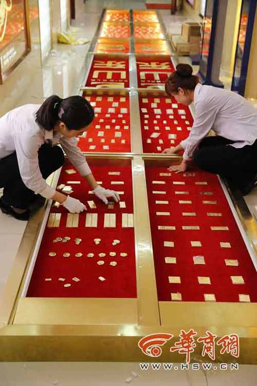Chơi ngông trải 200 kg vàng làm đường đi - 4