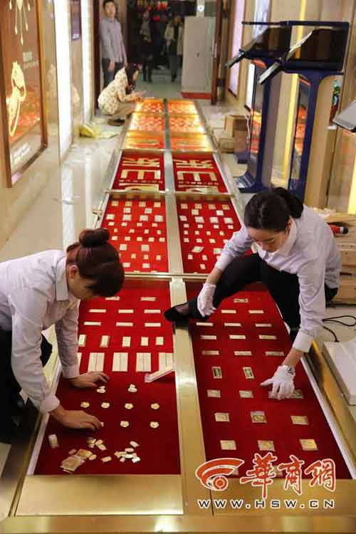 Chơi ngông trải 200 kg vàng làm đường đi - 5