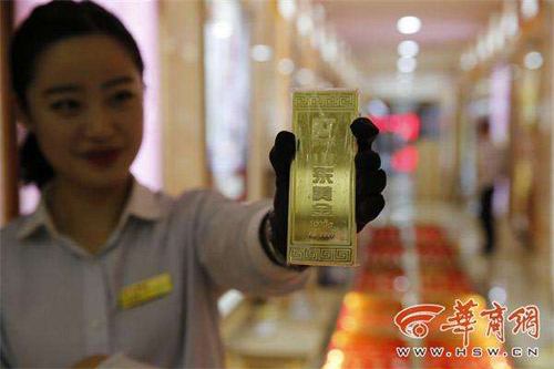 Chơi ngông trải 200 kg vàng làm đường đi - 7