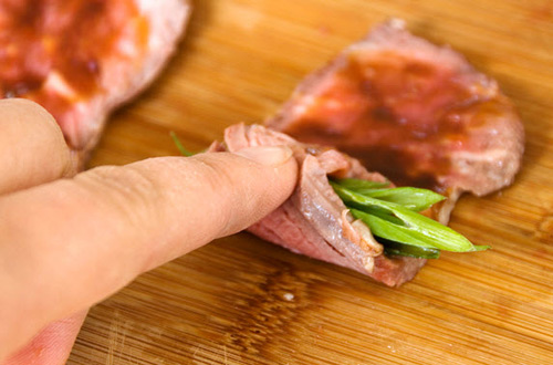 Bò nướng cuộn hành lá hấp dẫn - 6