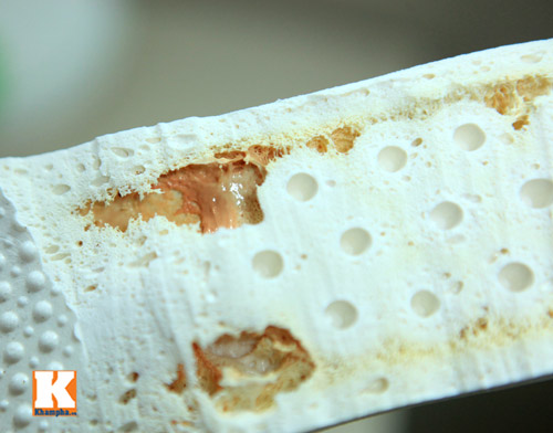 Cận cảnh quot;mổquot; dép bị đồn chứa nước lạ - 8