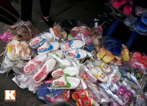 Cận cảnh quot;mổquot; dép bị đồn chứa nước lạ - 2