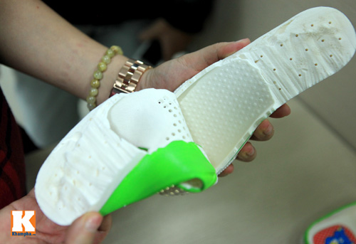 Cận cảnh quot;mổquot; dép bị đồn chứa nước lạ - 6