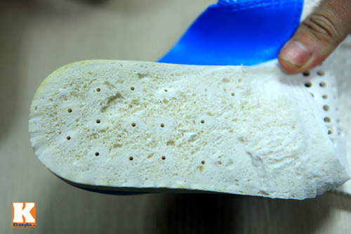 Cận cảnh quot;mổquot; dép bị đồn chứa nước lạ - 9