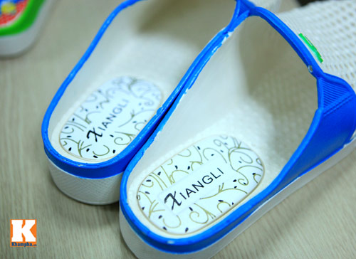 Cận cảnh quot;mổquot; dép bị đồn chứa nước lạ - 4