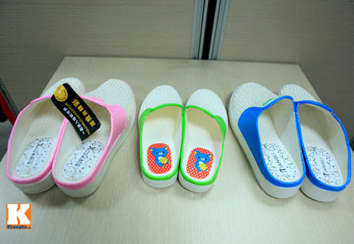 Cận cảnh quot;mổquot; dép bị đồn chứa nước lạ - 7