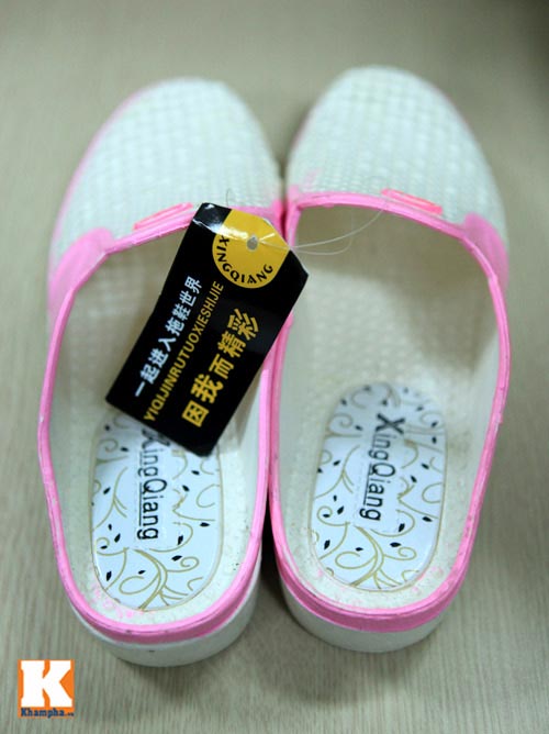 Cận cảnh quot;mổquot; dép bị đồn chứa nước lạ - 3