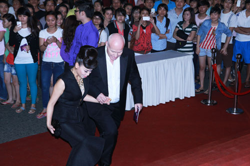 Thu Minh được chồng Tây ân cần trên thảm đỏ - 1