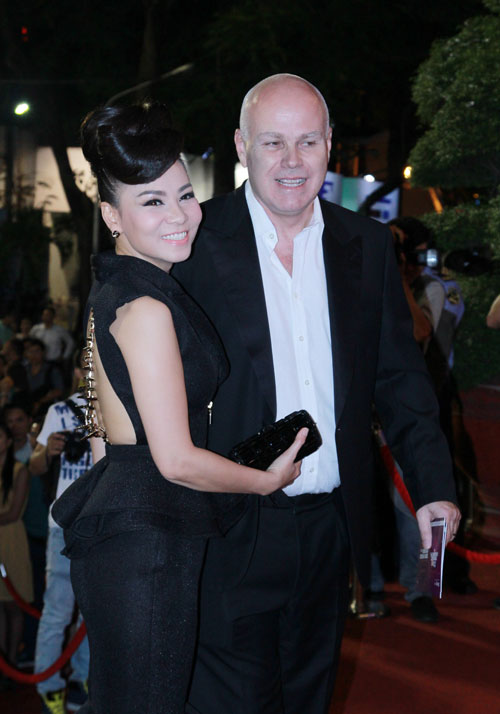 Thu Minh được chồng Tây ân cần trên thảm đỏ - 3