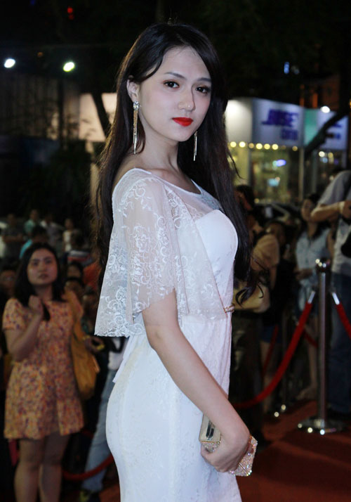 Thu Minh được chồng Tây ân cần trên thảm đỏ - 15