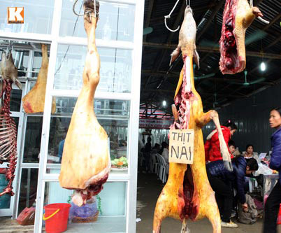 Treo thịt ở chùa Hương: #039;Phản cảm nhưng khó cấm#039; - 1