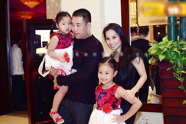 Gia đình hạnh phúc và giàu có của Cẩm Ly - Hữu Minh.
