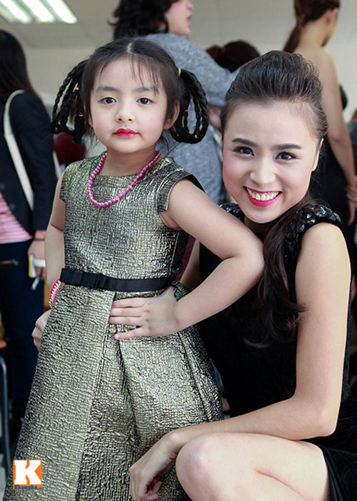 Con gái Thúy Hằng tự tin diễn catwalk - 15