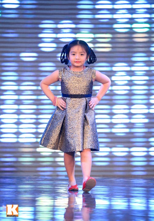 Con gái Thúy Hằng tự tin diễn catwalk - 8