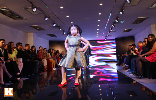 Con gái Thúy Hằng tự tin diễn catwalk - 5