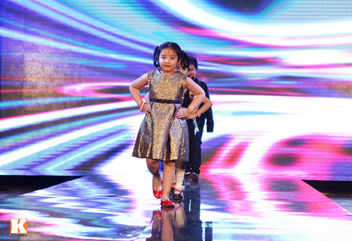 Con gái Thúy Hằng tự tin diễn catwalk - 9