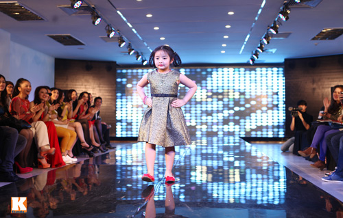 Con gái Thúy Hằng tự tin diễn catwalk - 3